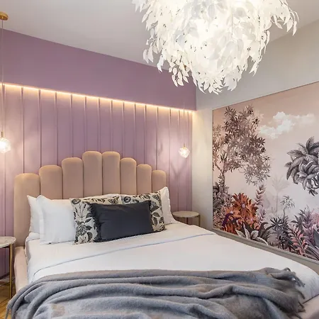 Holt - Leagues And Words Under The Sea Apartment